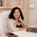 Mentora de carreira sorrindo num escritório
