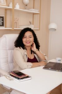 Mentora de carreira sorrindo num escritório