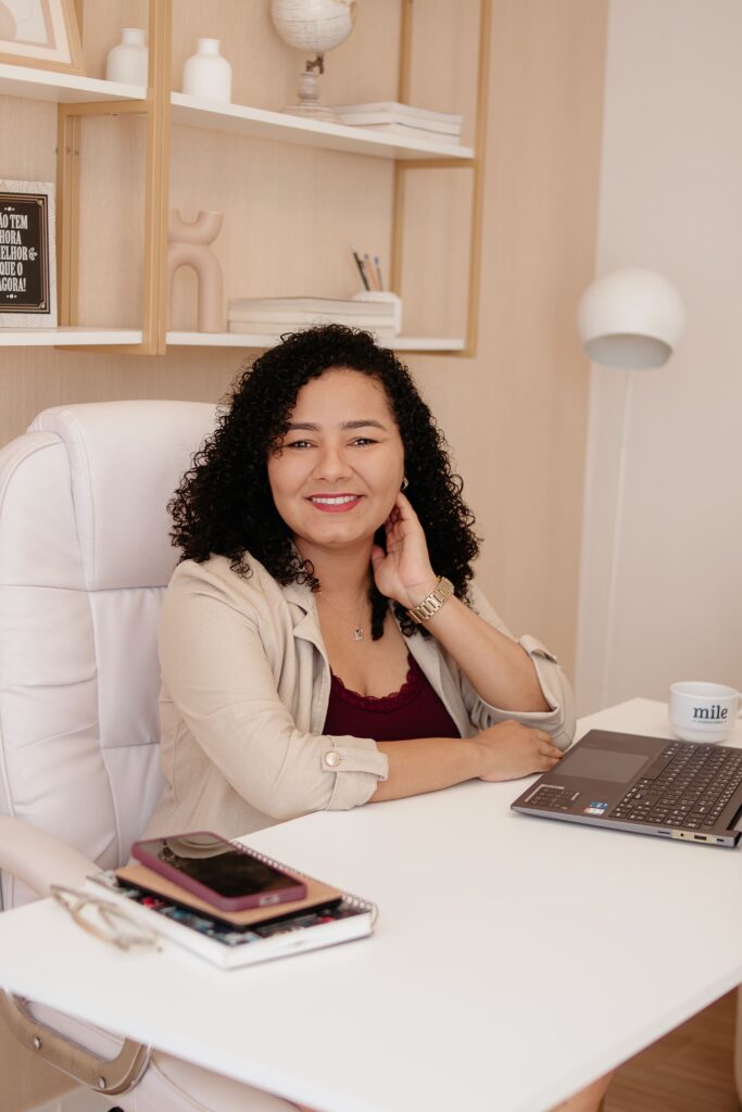 Mentora de carreira sorrindo num escritório